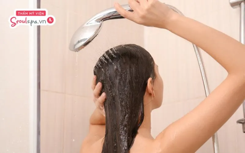 Sử dụng vòi sen áp lực nhẹ và nghiêng đầu ra phía sau trong lúc gội để tránh nước dính lên chân mày sau phun