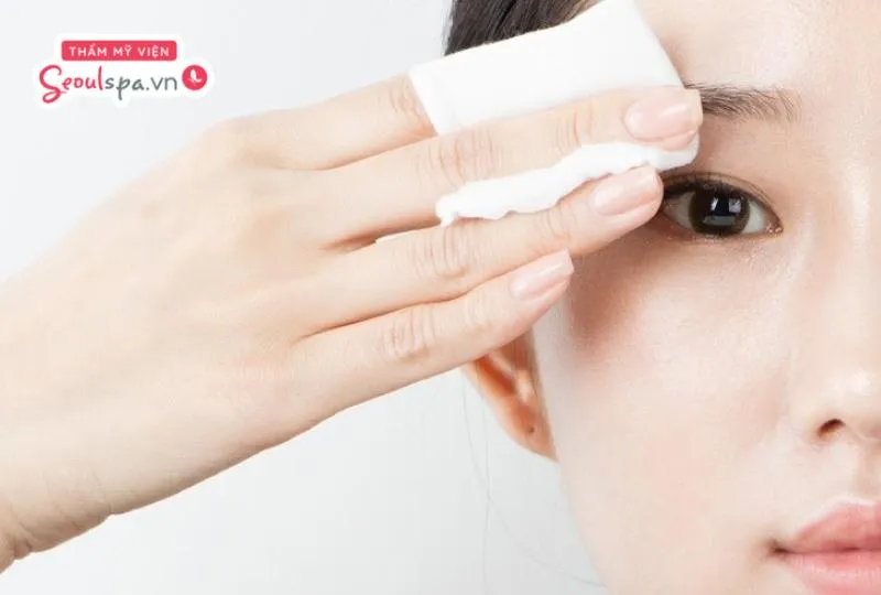 Sử dụng bông sạch lau nhẹ nhàng vùng chân mày là cách giúp chân mày trở nên khô ráo hơn khi lỡ dính nước