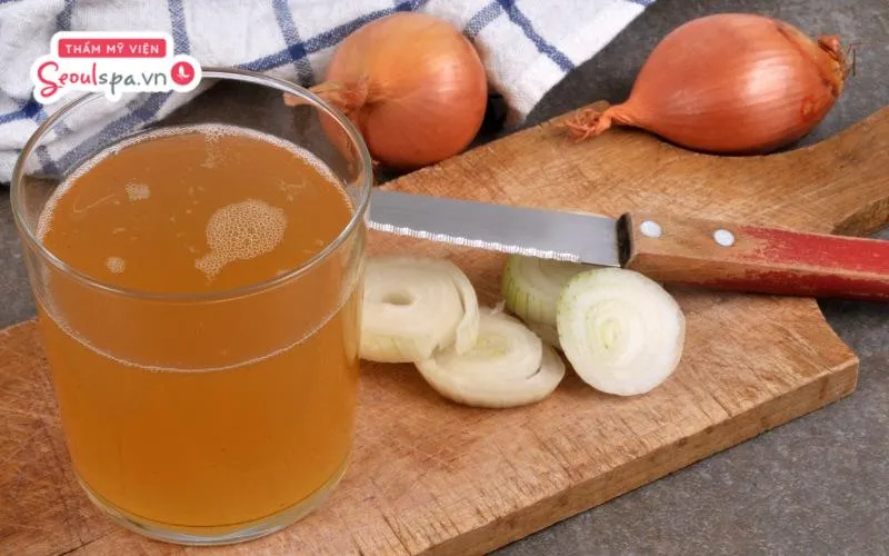 Sử dụng nước ép hành tây nguyên chất và ủ qua đêm có thể kích thích lông mày nhanh mọc hiệu quả