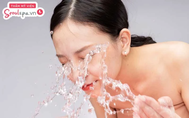 Xóa mực xăm chân mày bằng nước là phương pháp dùng nước để làm loãng sắc tố mực và giúp mực xăm nhanh phai