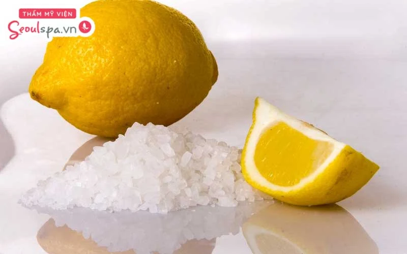 Sử dụng chanh tươi và muối giúp tăng cường hiệu quả loại bỏ tế bào chết và làm mờ sắc tố mực xăm hiệu quả