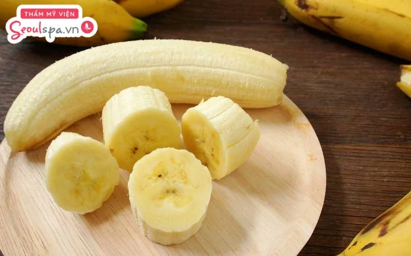 Thực hiện cách xóa xăm chân mày tại nhà bằng chuối giúp gia tăng khả năng cấp ẩm và làm mờ mực xăm