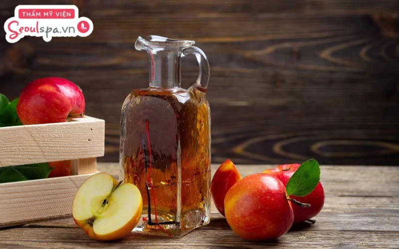 Sử dụng giấm táo thoa vùng chân mày giúp ức chế và đào thải sắc tố mực xăm trên chân mày nhờ nồng độ axit tự nhiên