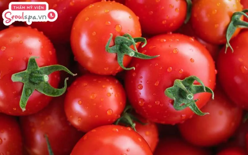 Tẩy mực xăm bằng cà chua là cách giúp làm mờ mực xăm chân mày và hỗ trợ làm sáng vùng da thực hiện