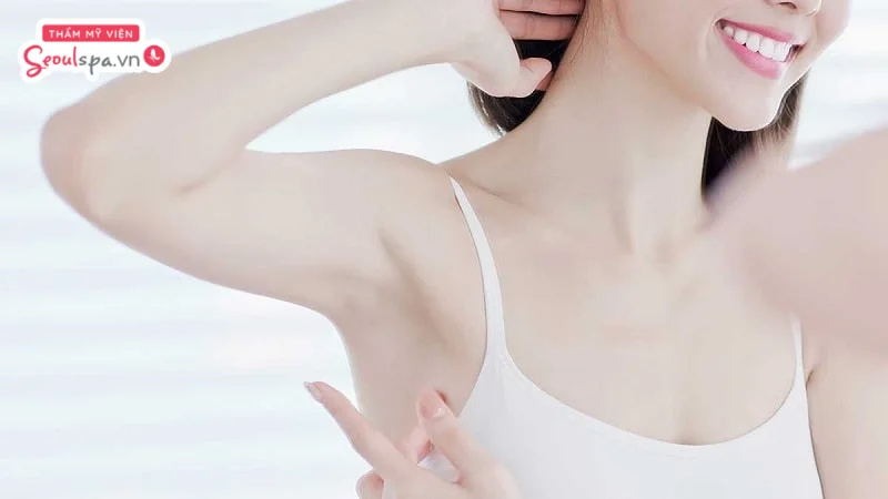 Thoa kem dưỡng ẩm sau khi cạo lông nách là cách chăm sóc da nách phù hợp, an toàn