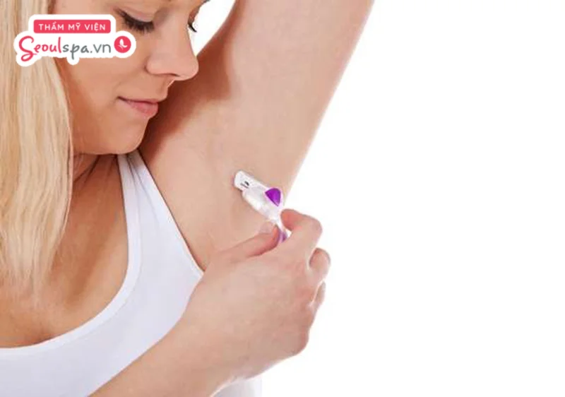 Không nên thực hiện việc loại bỏ lông nách ở tuổi dậy thì bằng phương pháp cạo