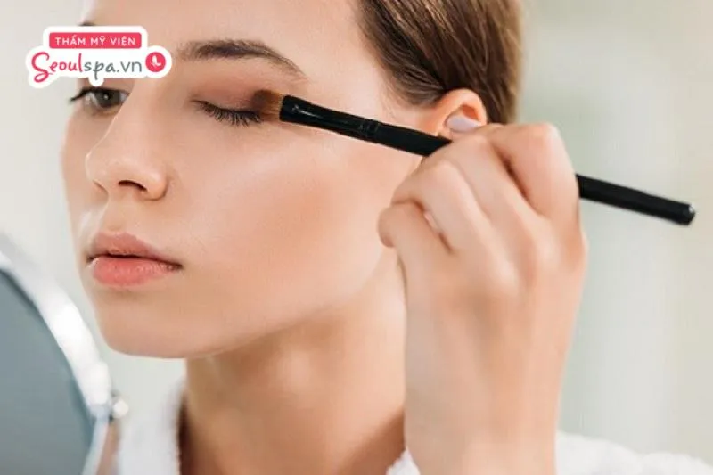 Nắm rõ thủ thuật trang điểm để hạ thấp độ cao chân mày và tạo chiều sâu cho mắt là cách cải thiện khoảng cách mày và mắt hiệu quả