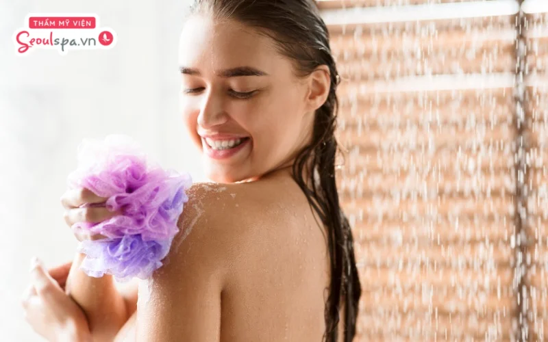 Wax lông sau khi tắm được xem là thời điểm phù hợp hơn để giảm cảm giác đau rát và ngăn ngừa nguy cơ viêm nhiễm