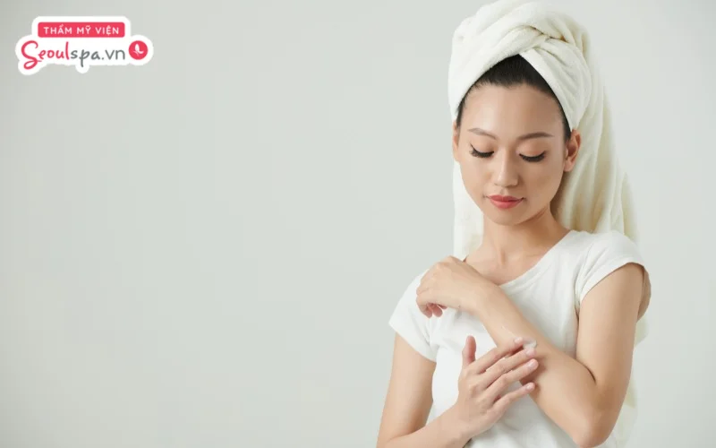 Thực hiện chăm sóc và dưỡng ẩm da đúng cách sau khi wax lông đóng vai trò vô cùng quan trọng để da nhanh phục hồi