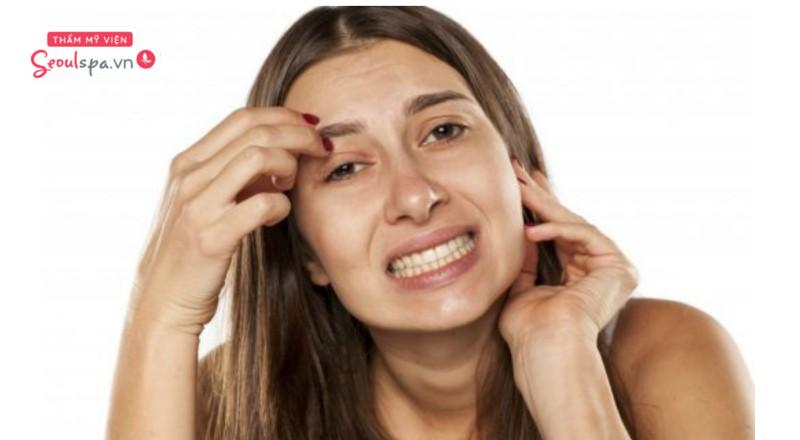 Gãi, chà xát hoặc bóc vảy chân mày sau phun xăm là một trong những nguyên nhân khiến chân mày dễ tổn thương và viêm nhiễm