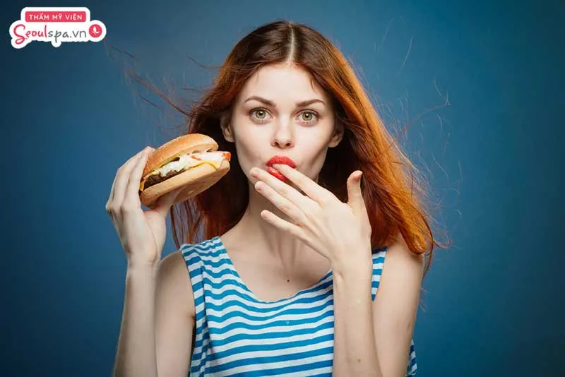 Phun môi nên kiêng ăn bánh mì từ 25-30 ngày để quá trình hồi phục diễn ra an toàn