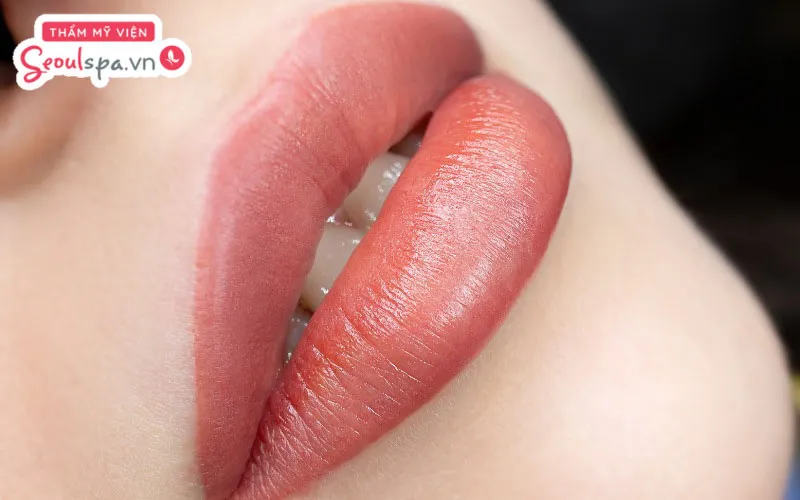 Kiêng nước đúng cách sau phun môi theo thời gian chỉ định là cách giúp môi nhanh phục hồi và lên màu bền đẹp