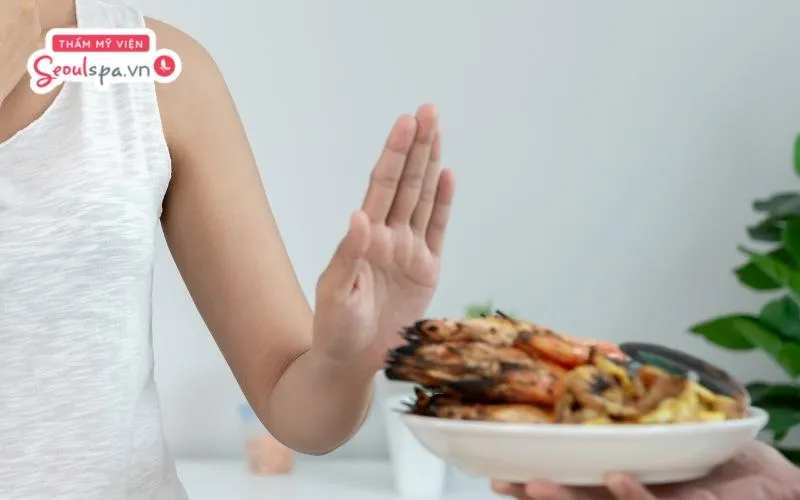 Nên kiêng toàn bộ các thực phẩm dễ gây kích ứng vết thương hở trong 1 - 2 tuần cho đến khi chân mày phục hồi