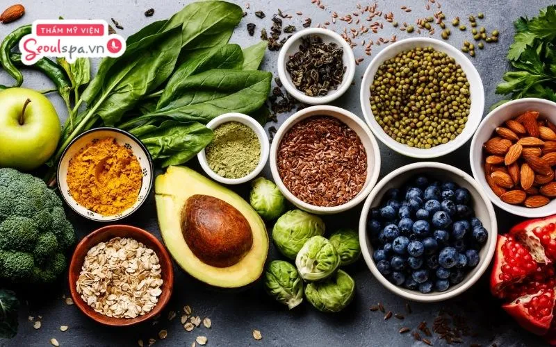 Bổ sung nhiều hoa quả, rau xanh và các loại hạt ngũ cốc để cung cấp đầy đủ dưỡng chất cần thiết cho quá trình mày lên màu đẹp