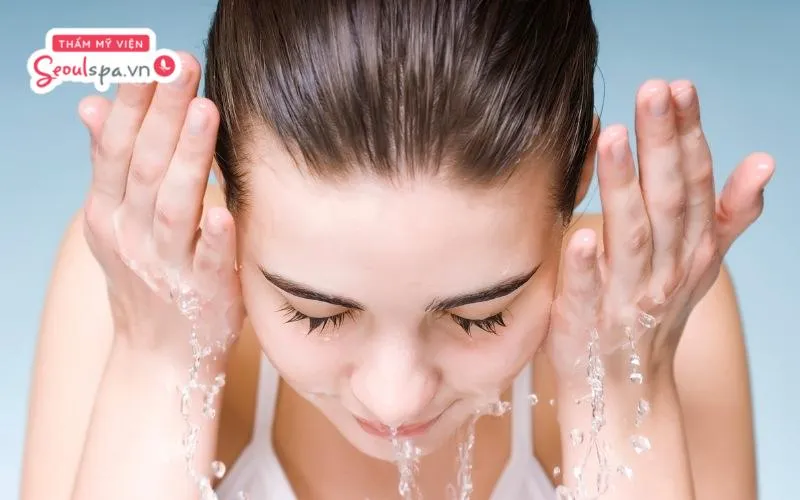 Không rửa mặt trực tiếp với nước sau phun xăm chân mày để hạn chế nguy cơ viêm nhiễm và phai màu mực xăm