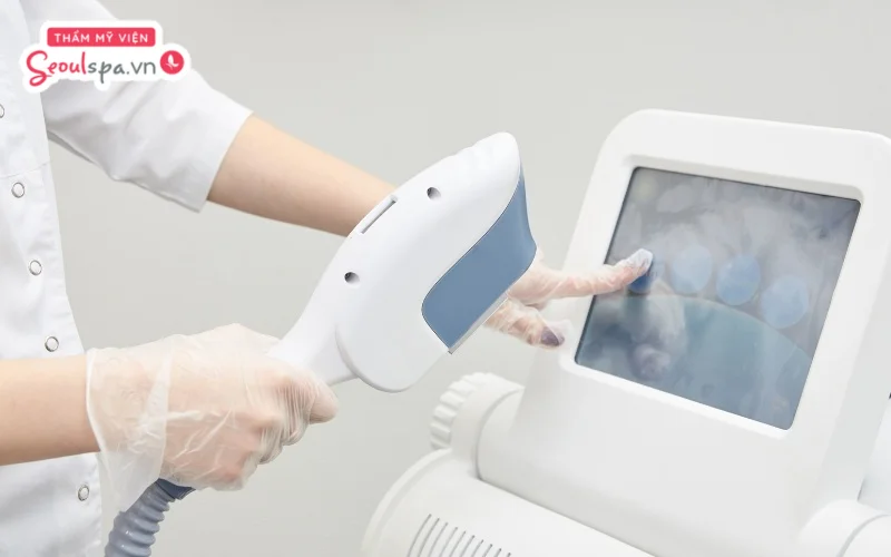 Thực hiện điều chỉnh thông số máy triệt lông đúng cách trước khi triệt giúp hạn chế nguy cơ bỏng rát da ngoài ý muốn