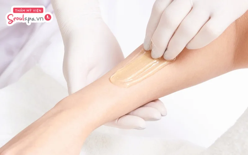 Chuyên viên sẽ thực hiện thoa gel lạnh trước khi tiến hành triệt lông để giảm thiểu cảm giác đau rát trên bề mặt da