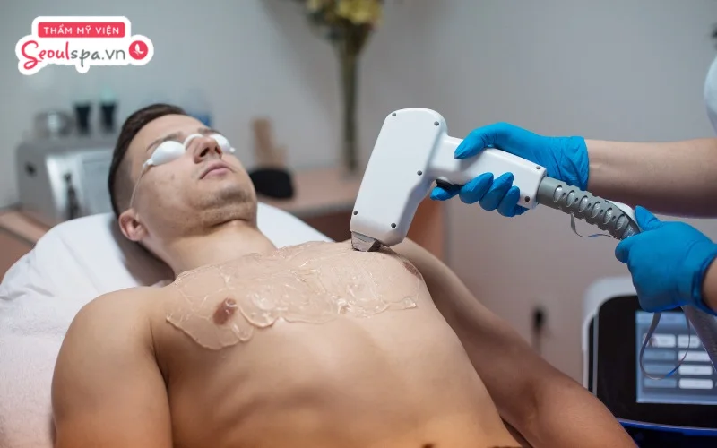 Sau quá trình triệt, chuyên viên sẽ thực hiện lau sạch lớp gel và thoa kem dưỡng cấp ẩm cho vùng da sau triệt