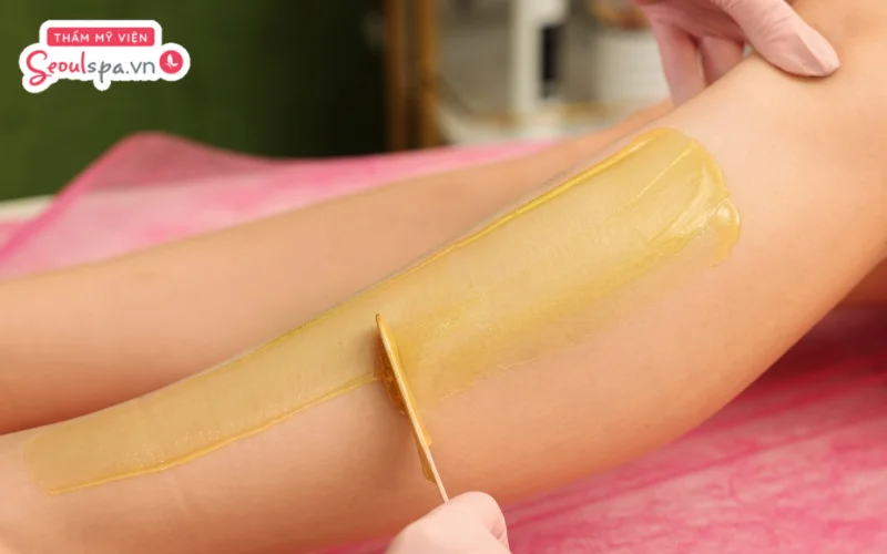 Áp dụng đúng kỹ thuật wax lông không chỉ giúp loại bỏ lông tận gốc hiệu quả mà còn đảm bảo an toàn cho da khi thực hiện