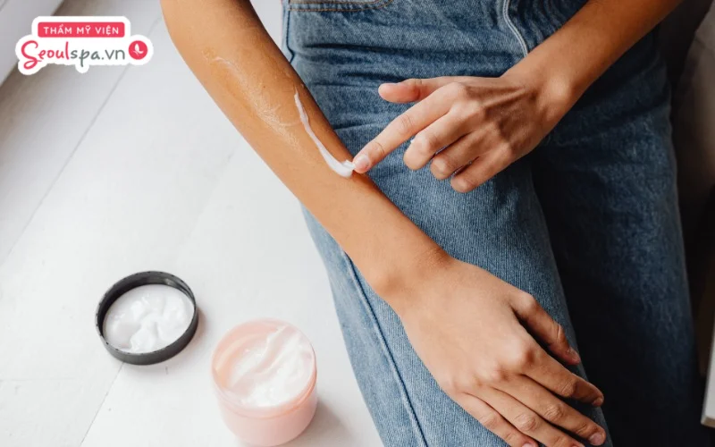 Thoa kem dưỡng ẩm sau khi wax lông là giải pháp hỗ trợ làm dịu và đẩy nhanh quá trình da phục hồi