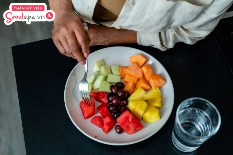 Tăng cường nhiều hoa quả, trái cây tươi và uống nhiều nước lọc là cách giúp môi nhanh phục hồi và lên màu đẹp sau phun