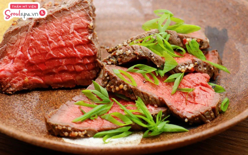 Không ăn thịt bò vì dễ khiến vết thương hở gia tăng sắc tố và gây thâm sạm môi không mong muốn