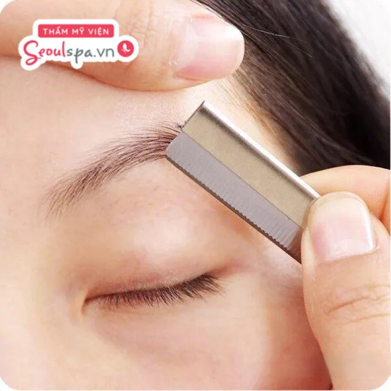 Thực hiện lưu ý cách cạo lông mày bằng dao lam tại nhà đúng cách sẽ giúp giảm thiểu nguy cơ đau rát hiệu quả