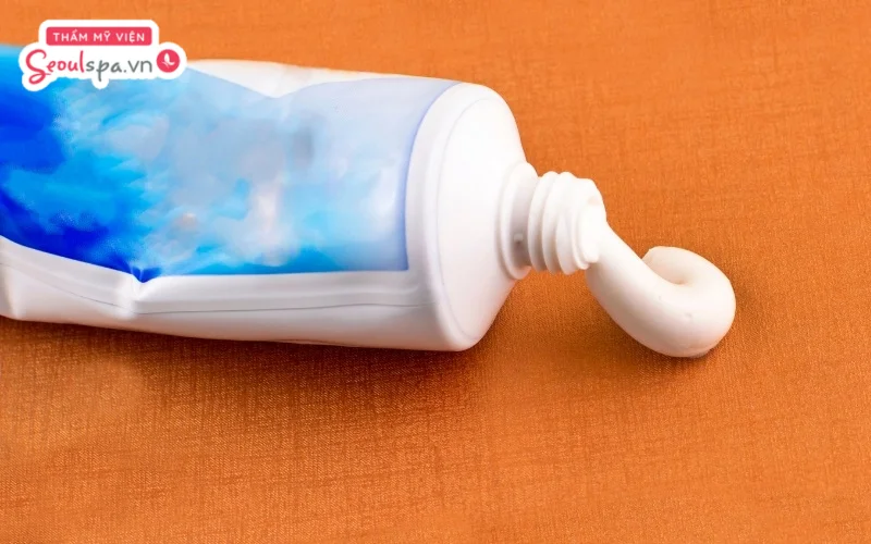 Tẩy lông nách bằng kem đánh răng nguyên chất là cách đơn giản loại bỏ lông mọc dưới cánh tay an toàn tại nhà