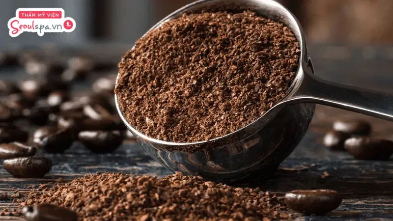 Bã cà phê kết hợp cùng kem đánh răng tạo nên công thức tẩy lông nách hiệu quả tại nhà