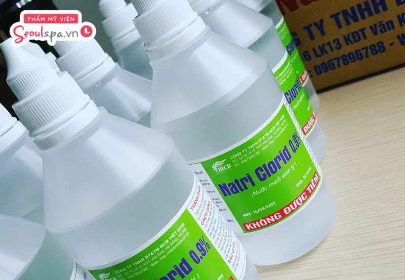 Vệ sinh vùng kín bằng nước muối sinh lý là cách giúp làm sạch da nhẹ nhàng và giảm thiểu nguy cơ viêm nhiễm