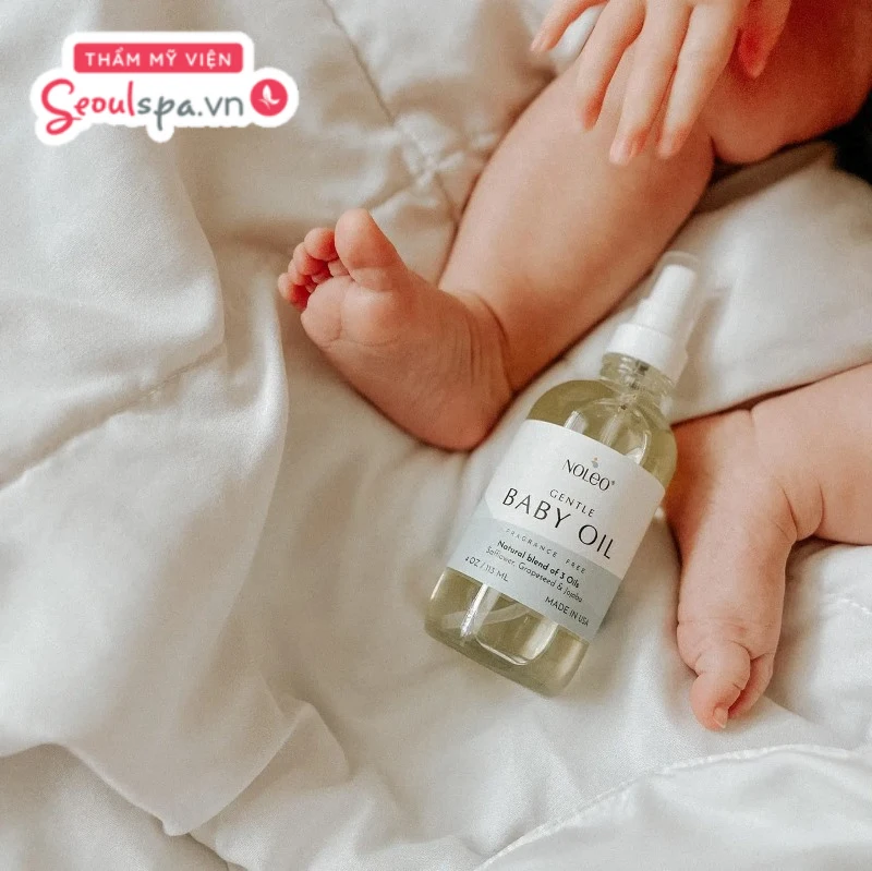 Thoa dầu em bé đúng cách sau khi cạo lông có thể giúp giảm khô rát và hỗ trợ duy trì làn da mịn màng