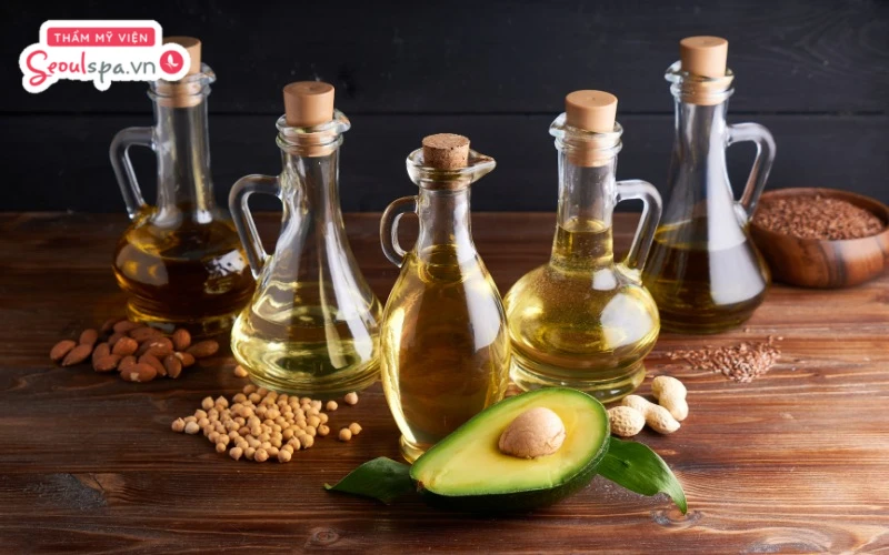 Sử dụng dầu oliu, dầu dừa hay các loại dầu tự nhiên nguyên chất có thể giúp làm mềm da và giảm kích ứng sau cạo