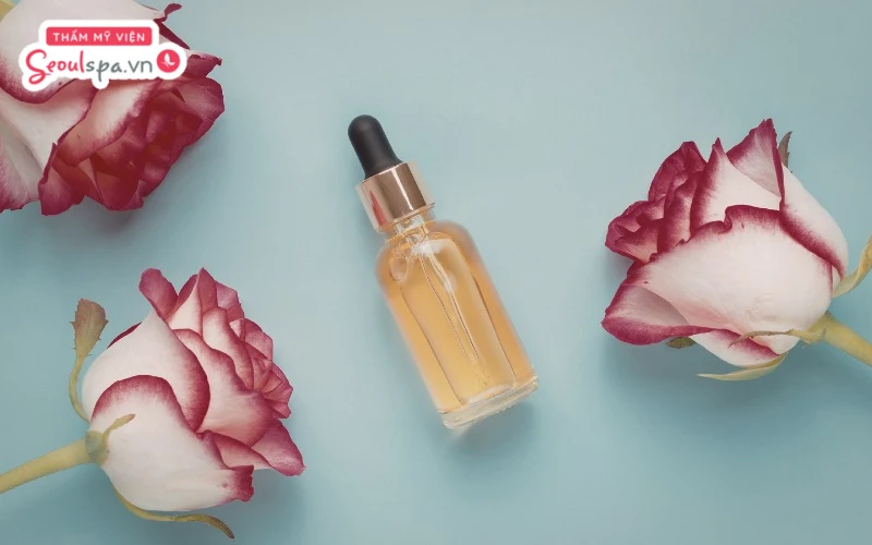 Thoa nước hoa hồng nhẹ nhàng lên bề mặt da vùng kín sau khi cạo giúp giảm châm chích và se khít lỗ chân lông hiệu quả