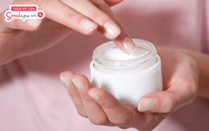 Bôi kem dưỡng ẩm phù hợp là cách giúp hạn chế nguy cơ khô rát và đẩy nhanh quá trình da hồi phục
