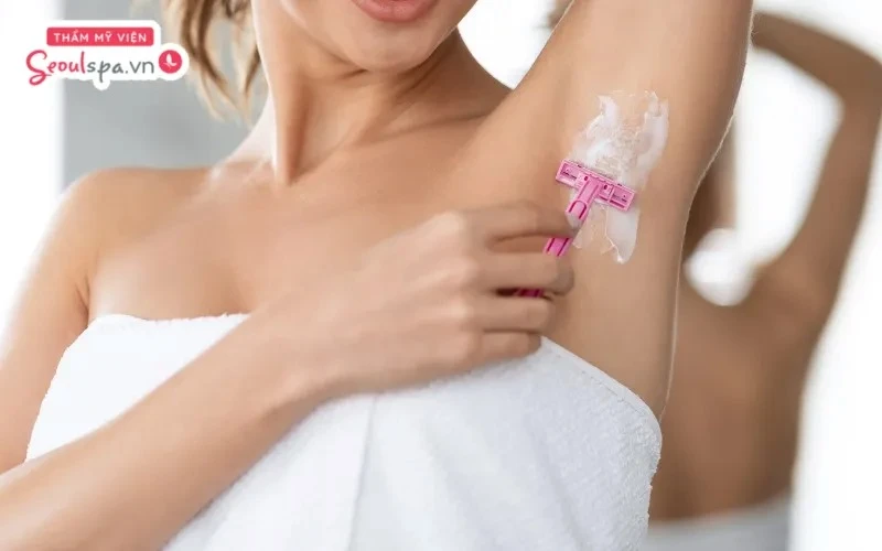 Thực hiện triệt lông nách sai cách với thao tác cạo không đảm bảo kỹ thuật là nguyên nhân khiến da dễ bị đỏ rát sau khi cạo