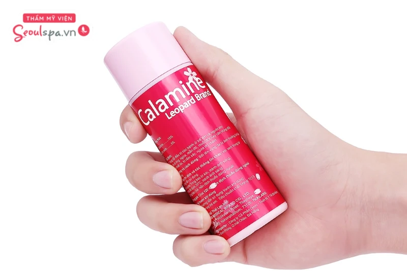 Bôi lotion hoặc kem calamine sau tẩy lông giúp làm dịu cảm giác châm chích và ngứa ngáy hiệu quả