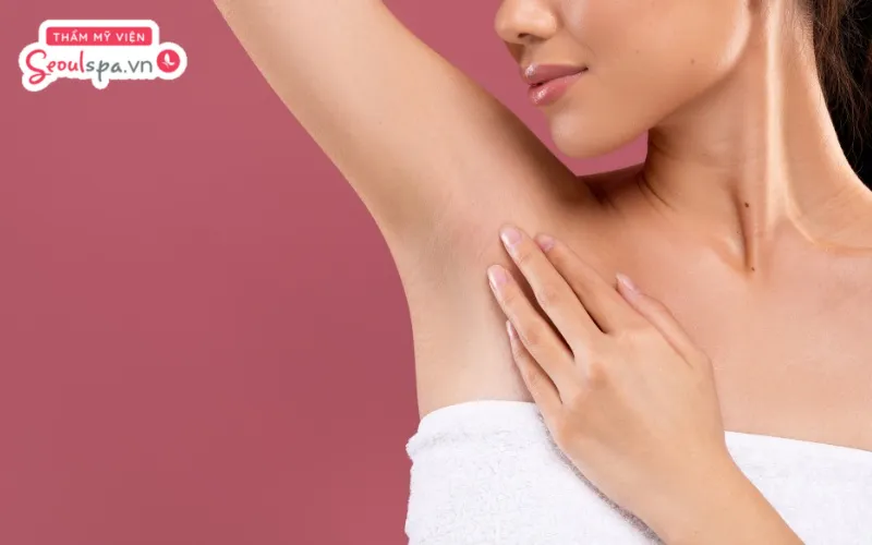 Chăm sóc vùng da dưới cánh tay sau khi tẩy lông đúng cách giúp da nhanh hồi phục và giảm thiểu nguy cơ đau rát