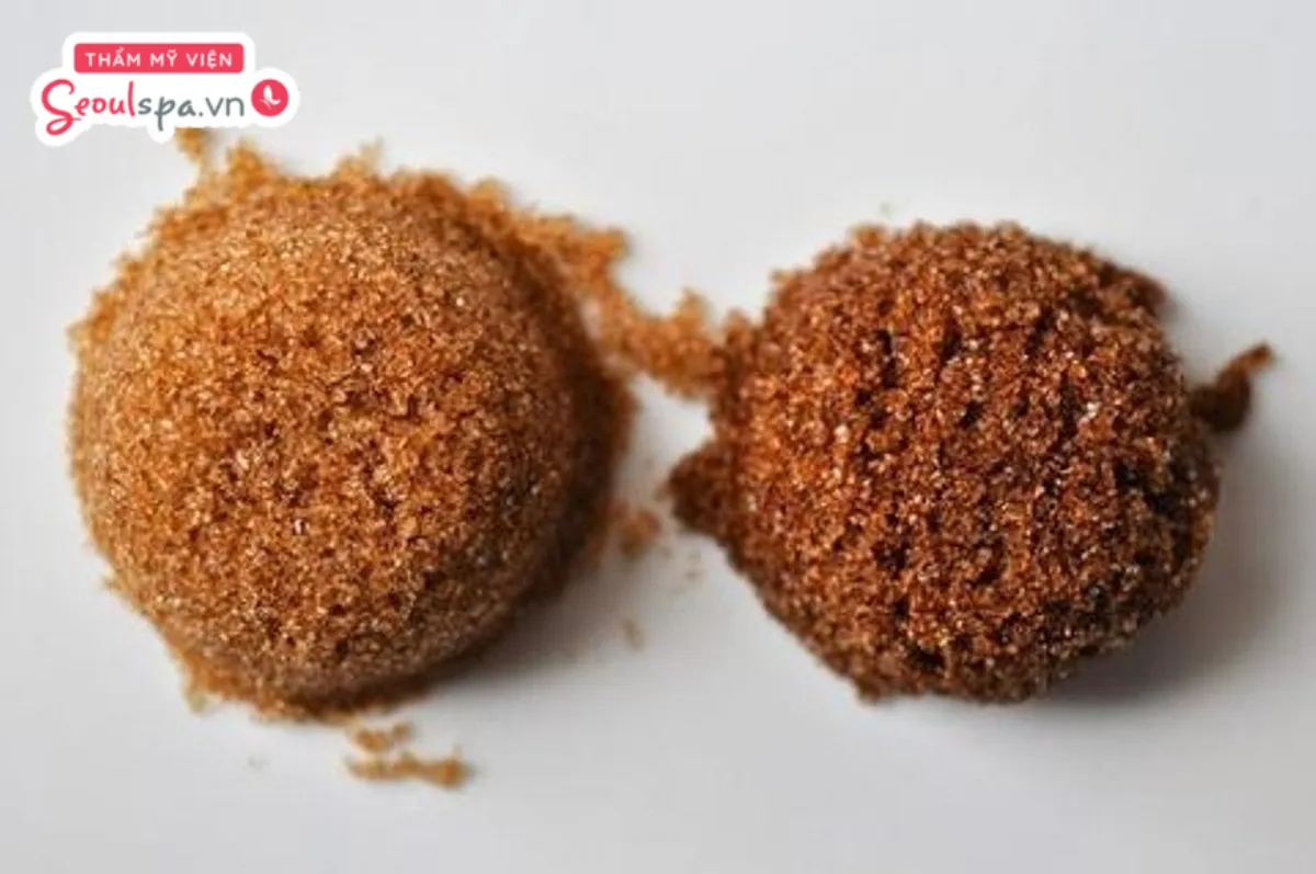 Chưng nóng đường nâu đến khi sánh lại là cách làm lông chân bớt đen