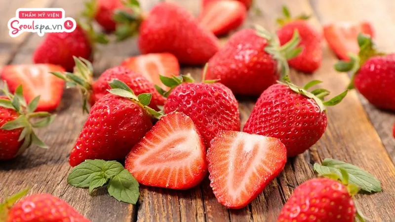 Dâu tây chứa nhiều vitamin và các chất chống oxy hóa rất hiệu quả trong quá trình làm mờ lông chân