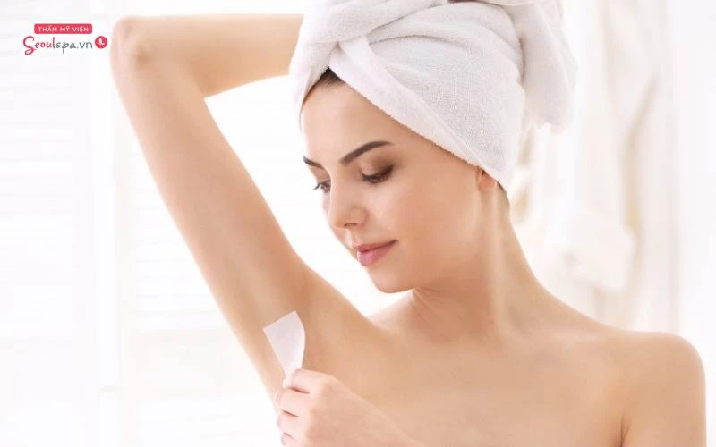 Thực hiện tẩy lông nách với mật ong đúng cách sẽ giảm thiểu nguy cơ kích ứng và viêm nhiễm