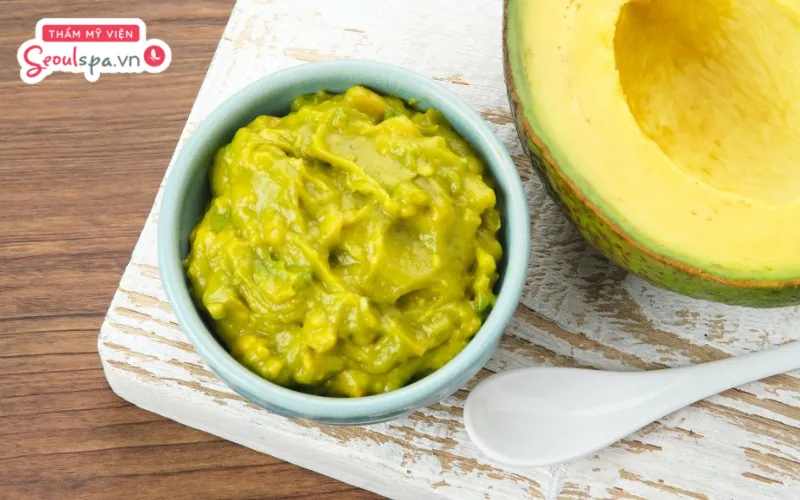 Dùng bơ xay nhuyễn cũng là một trong những cách làm mềm lông vùng kín an toàn và hỗ trợ loại bỏ lông hiệu quả