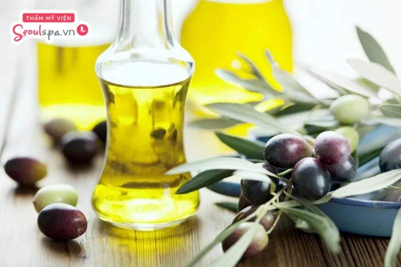 Dùng tinh dầu oliu hoặc dầu tràm làm dịu da
