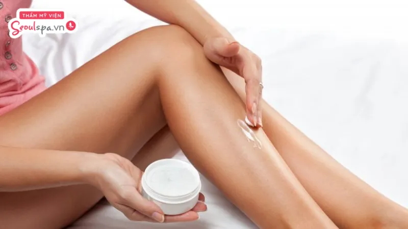 Thoa kem dưỡng ẩm làm dịu da sau khi cạo lông chân