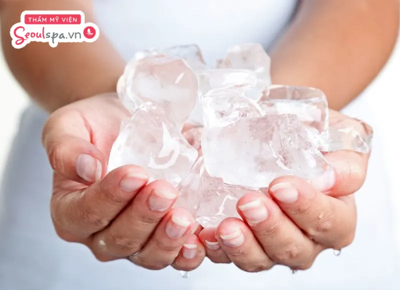 Dùng đá lạnh chườm lên da sau cạo lông cũng giúp làm dịu da, giảm ngứa