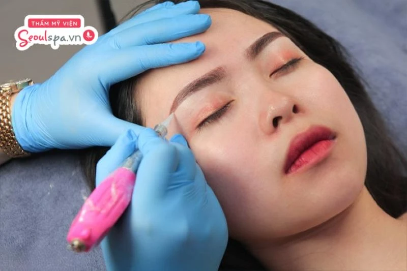 Dặm lại chân mày khi mực xăm có dấu hiệu bị mất nét, đứt sợi sau 4 - 6 tuần điêu khắc