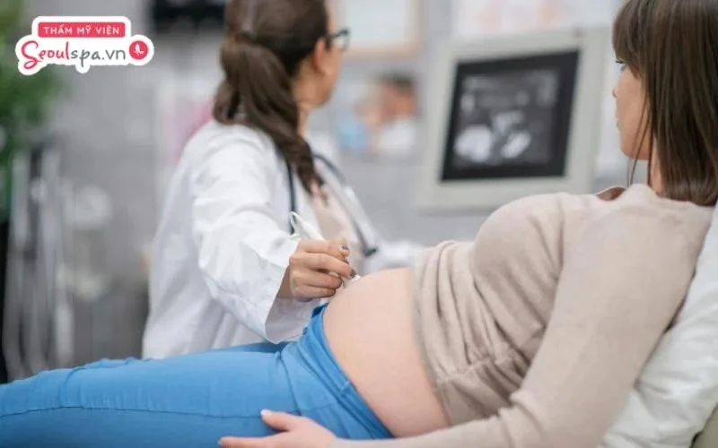 Tránh thực hiện triệt lông vùng kín trong 3 tháng đầu thai kỳ vì dễ tiềm ẩn nhiều rủi ro ảnh hưởng