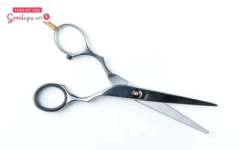 Sử dụng kéo là cách giúp tỉa gọn lông vùng kín, từ đó giúp giảm độ rậm lông mà không gây ảnh hưởng da