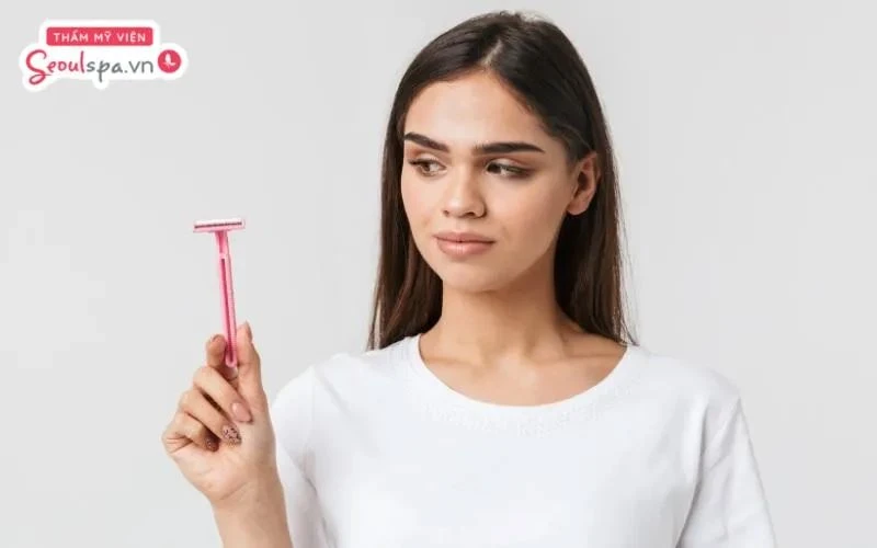 Sử dụng dao cạo cũng là một trong những cách hiệu quả làm sạch lông, tuy nhiên cần kết hợp kem cạo để giảm ma sát