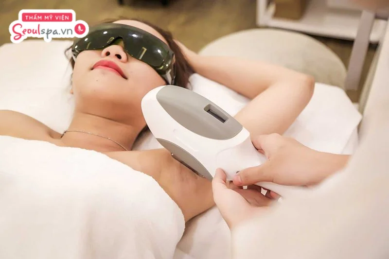 Chi phí triệt lông hiện có giá dao động từ 200 – 1 triệu đồng vì còn tùy thuộc vào nhiều yếu tố khác nhau