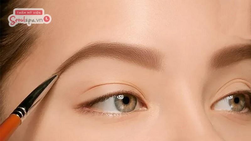 Kẻ lông mày lá liễu cho mặt tròn đúng cách giúp đường nét bầu bình của khuôn mặt trở nên thanh thoát hơn